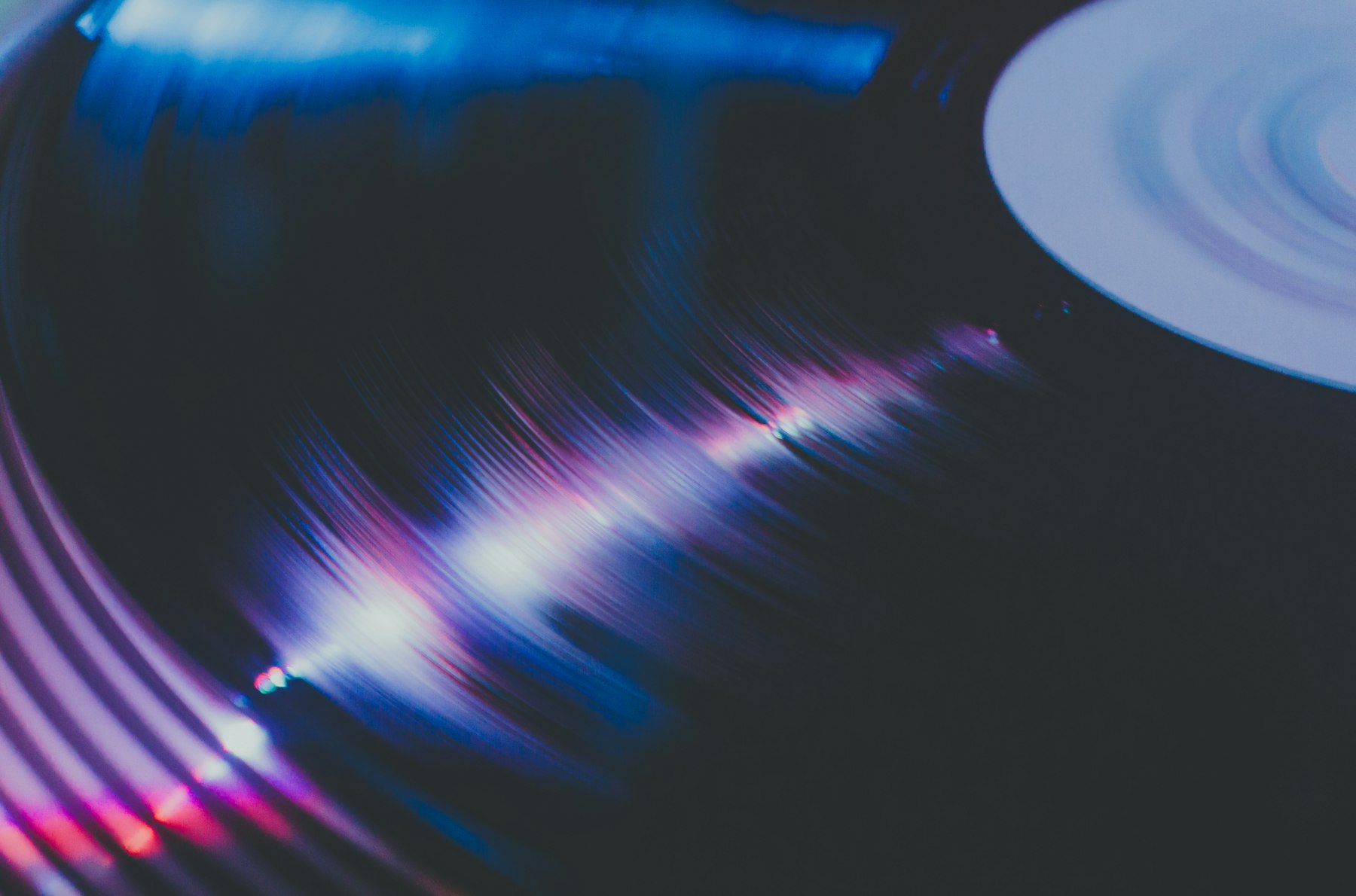 Tornamesa reproduciendo un disco de vinilo