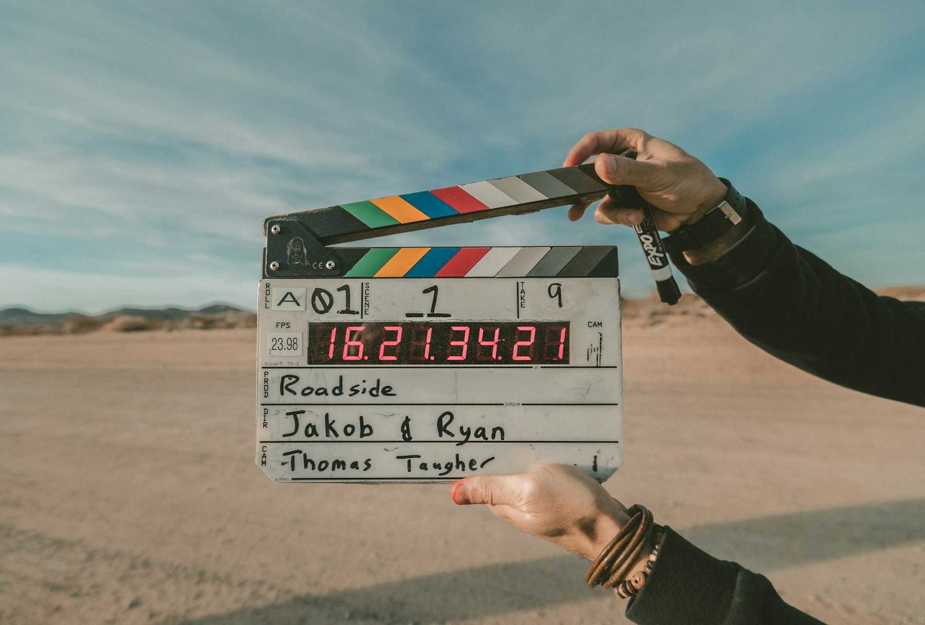 Camarógrafo profesional operando una cámara de cine en un set de filmación